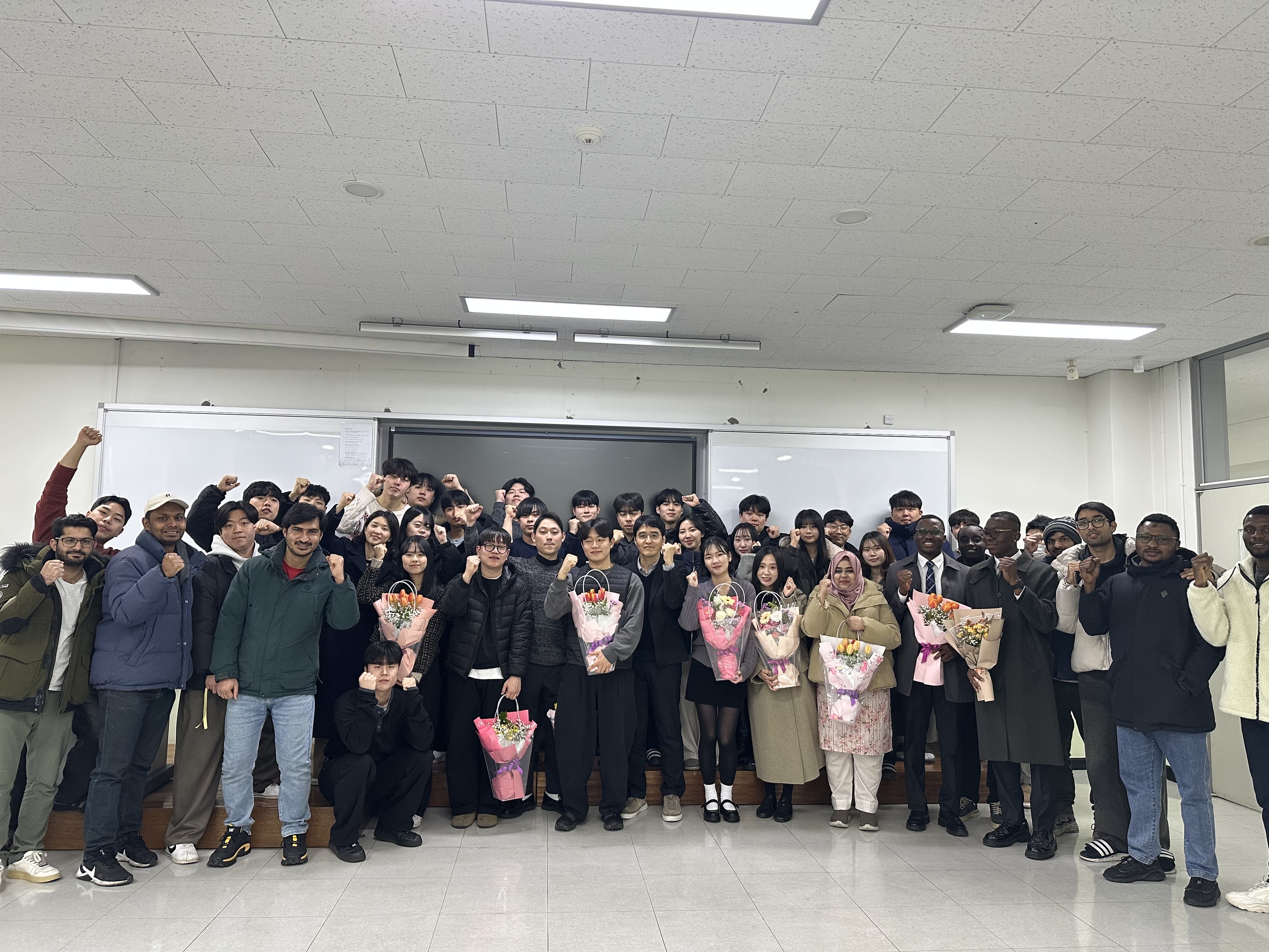 2025.02.25 Graduation (박사졸업_한동호, Dania batool /석사졸업_Okemakinde Femi E., Vincent M. Tingbari/ 학부졸업_양가람, 송민우, 하태빈, 이재아, 김승희) 이미지